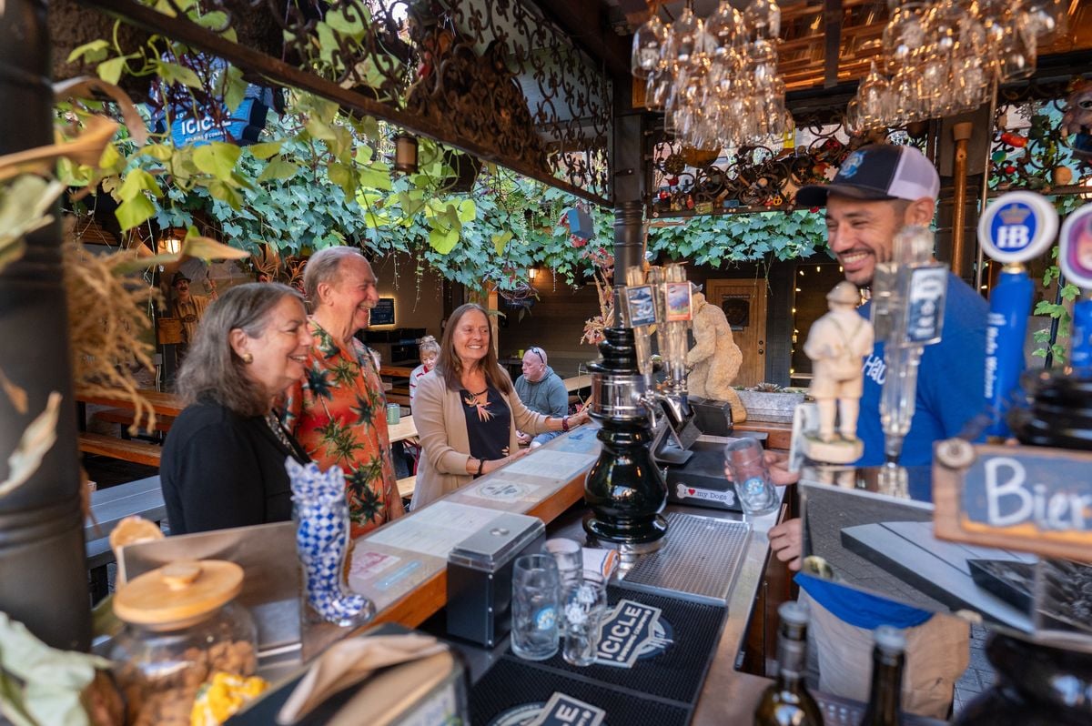 Guests ordering at the München Haus beer garden bar